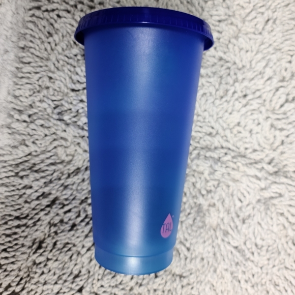 Color-Changing Cup with Straw - Picture 4 of 4